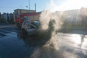 strażacy gaszą palący się samochód
