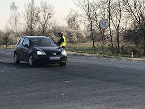 policjantka kontroluje trzeźwość kierującego VW