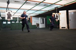 Dwóch biegnących policjantów na strzelnicy