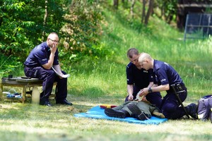 Policjanci udzielają pierwszej pomocy w ramach konkursu na manekinie