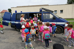 Dzieciaki oglądają radiowóz