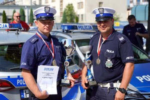 Policjanci którzy wygrali dwa pierwsze miejsca w konkursie