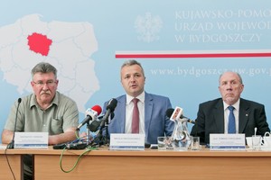 Mikołaj Bogdanowicz przemawia do zaproszonych gości