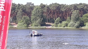 Policyjna łódź na środku jeziora