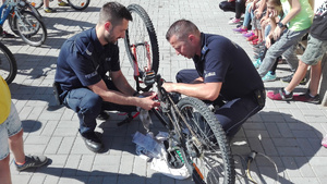 Policjanci znakują rowery