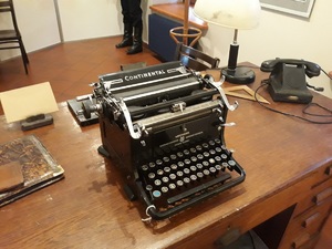 Ekspozycja biurka z maszyną do pisania