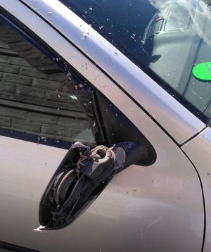 Uszkodzone lusterko w samochodzie