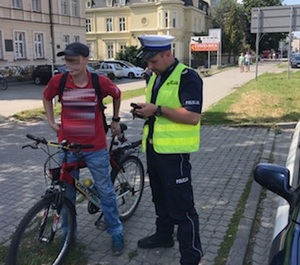 Policjant kontroluje rowerzystę