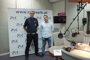 Asp. Remigiusz Rakowski wraz z prowadzącym audycję w Radiu PiK