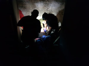policjanci trenują udzielnie pomocy na manekinie w ciemności