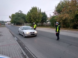Patrol ruchu drogowego kontroluje trzeźwość kierowcy bmw