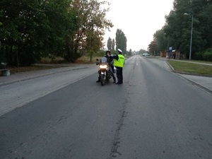 Policjant sprawdza trzeźwość motocyklisty