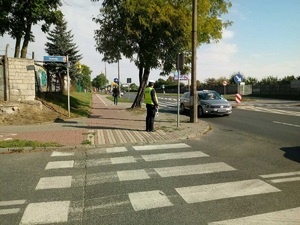 Policjant patroluje przejście dla pieszych
