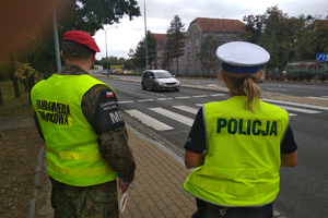 Policjantka z drogówki i żandarm wojskowy - wspólny patrol w ramach NURD-u