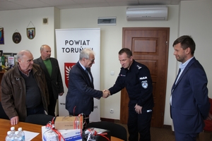 Starosta Toruński podaje rękę Komendantowi Miejskiemu Policji