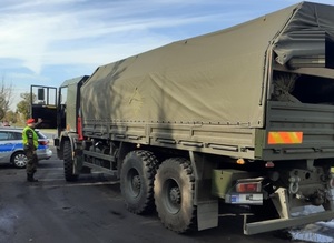 Żandarmeria kontroluje wojskową ciężarówkę