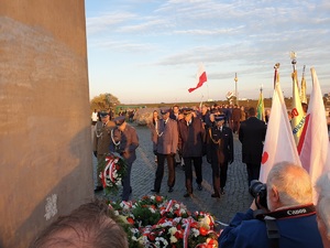 Delegacja mundurowych składa kwiaty pod pomnikiem