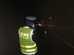 policjant mierzy prędkość pojazdu