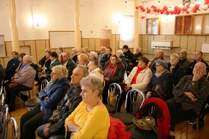 widok na całą sale i uczestników spotkania siedzących na krzesłach