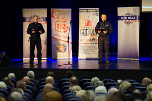 policjanci prowadzą konferencję