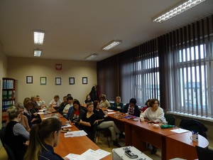 uczestnicy szkolenia słuchają wykładu