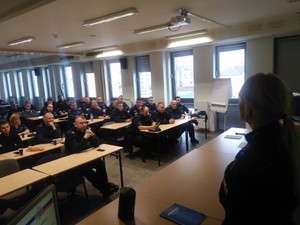 policjantka przemawia do uczestników szkolenia