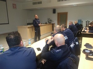 policjant przemawia do uczestników szkolenia