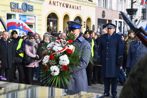 policjant składa kwiaty pod Pomnikiem Walki i Męczeństwa Ziemi Bydgoskiej