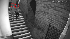Sprawcy pobicia schodzą po schodach