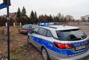 Radiowóz stoi w pobliżu zatrzymanego volkswagena