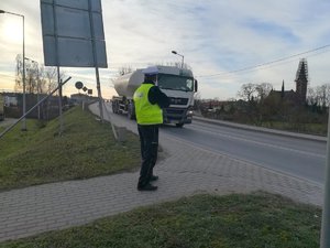 Policjant RD monitoruje ruch na drodze