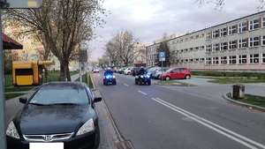 Policjanci na Quadach podczas zabezpieczenia przejazdu rozpylającego środek na powierzchniach ulic.