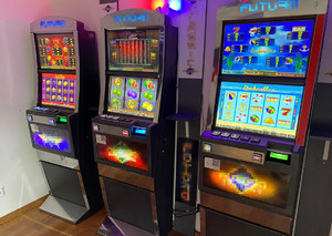 Widok na trzy maszyny do gier hazardowych