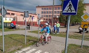 Uczestnik konkursu na rowerze przy przejściu dla pieszych.