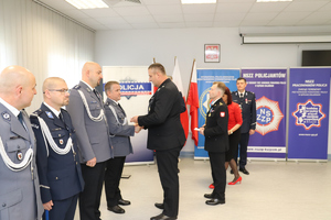 podkom. Marcin Grugel otrzymuje srebrny medal Za zasługi dla pożarnictwa