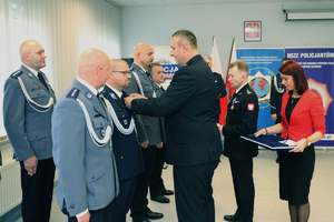 podinsp. Piotr Madej otrzymuje brązowy medal Za zasługi dla pożarnictwa