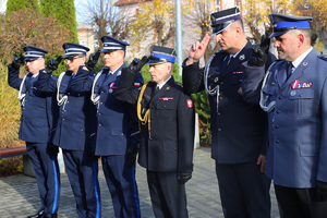 Delegacja oddająca honor pomordowanym policjantom Policji Państwowej powiatu sępoleńskiego przy płycie pamiątkowej
