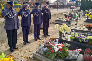 Delegacja oddająca honor przed grobem śp. Władysława Mani