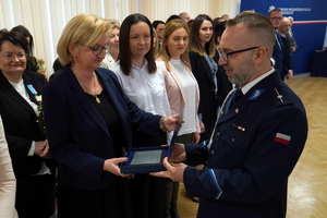 uroczystość z okazji Dnia Służby Cywilnej, wyróżnieni pracownicy otrzymują odznaczenia i gratulacje od Komendanta Wojewódzkiego Policji w Bydgoszczy
