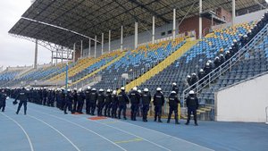 Wspólne ćwiczenia policjantów na bydgoskim stadionie