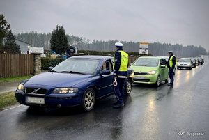 policjanci kontrują pojazdy w ramach działań Trzeźwy kierujący