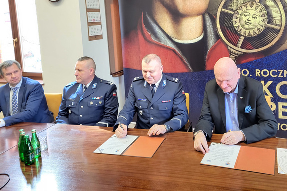 Policjanci podpisują umowę z Prezydentem miasta