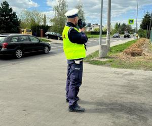 policjant kontroluje kierowców i mierzy prędkość