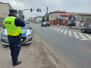 policjant kontroluje kierowców i mierzy prędkość