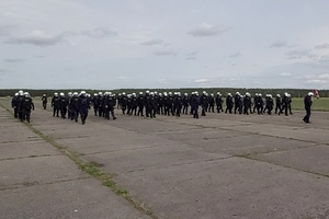 Szkolenie bydgoskiego oddziału prewencji oraz NPPP na terenie toruńskiego aeroklubu