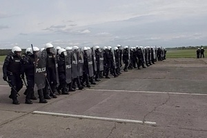 Szkolenie bydgoskiego oddziału prewencji oraz NPPP na terenie toruńskiego aeroklubu