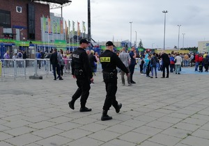 Patrol pieszy przy stadionie.