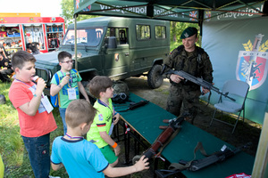 żołnierz pokazuje dzieciom karabinek