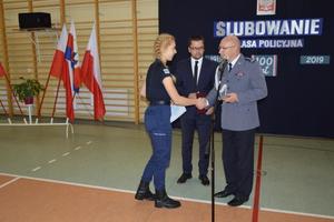 Komendant Miejski Policji w Bydgoszczy gratuluje jednej z uczennic.