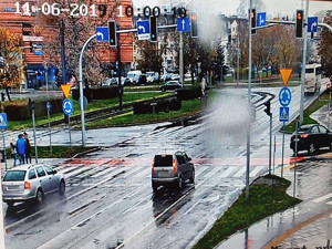 Wjazd pojazdu na rondo na czerwonym świetle widoczne na ekranie monitora.